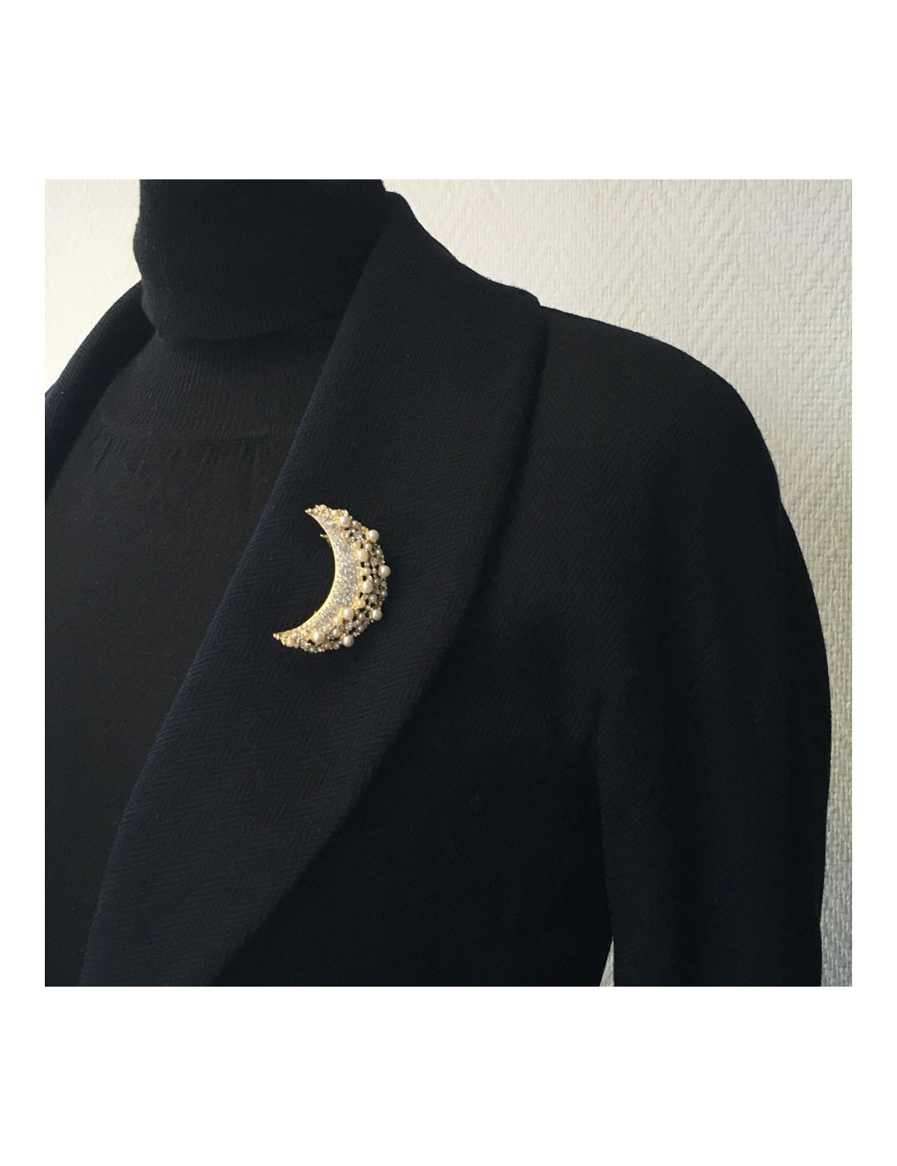 PIN growing Moon CHANEL pearls and rhinestones