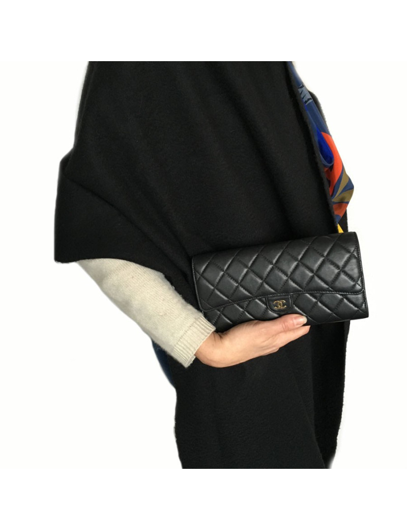 Pochette CHANEL en cuir matelassé noir