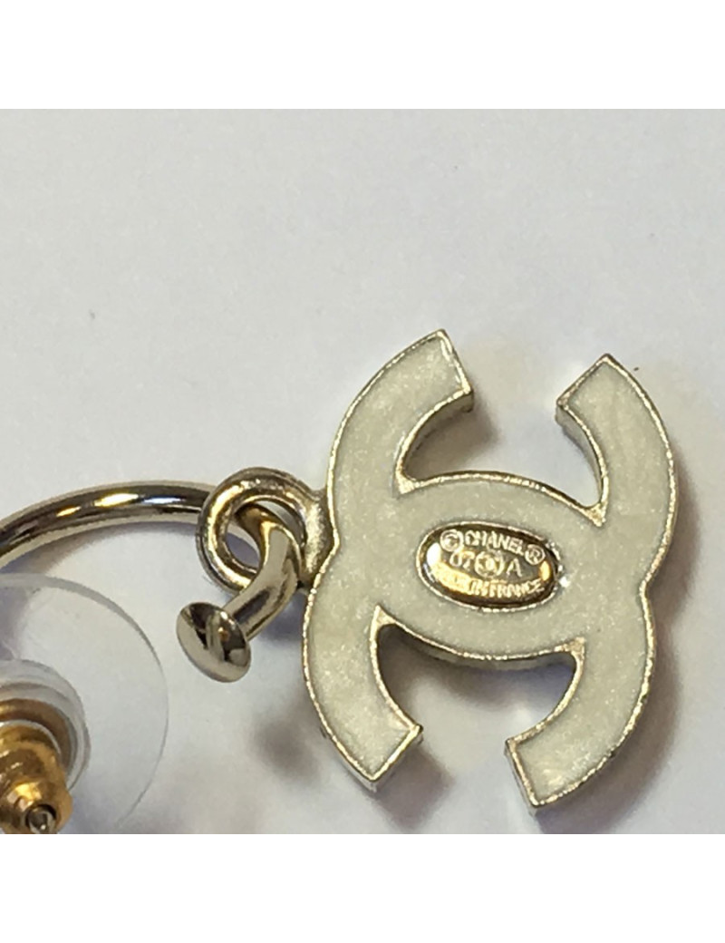 Clous d'oreilles CC émaillé blanc CHANEL