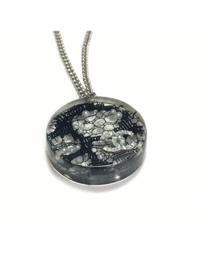 Collier CHANEL inclusion de dentelle et perles