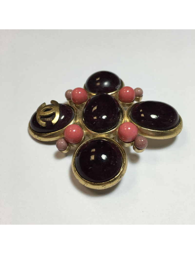 Broche CHANEL en métal doré et pâte de verre violette