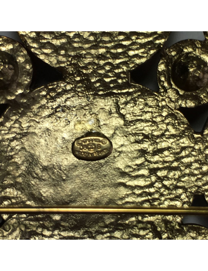 Broche CHANEL en métal doré et pâte de verre violette