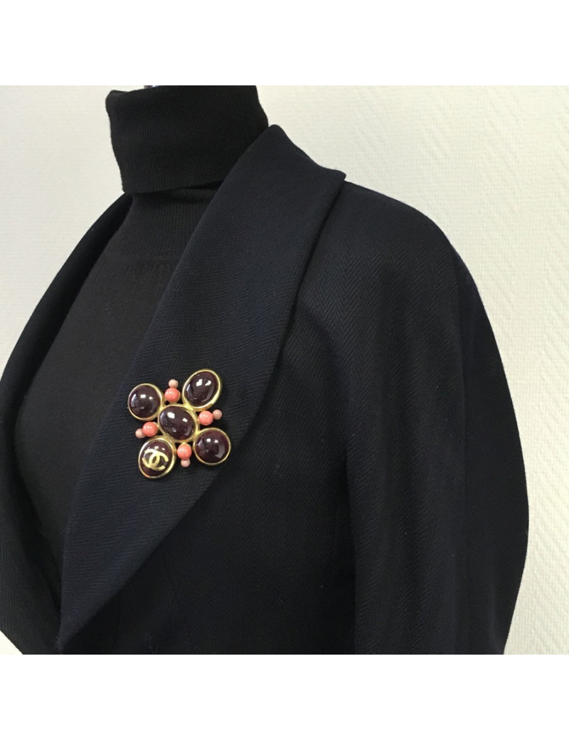 Broche CHANEL en métal doré et pâte de verre violette