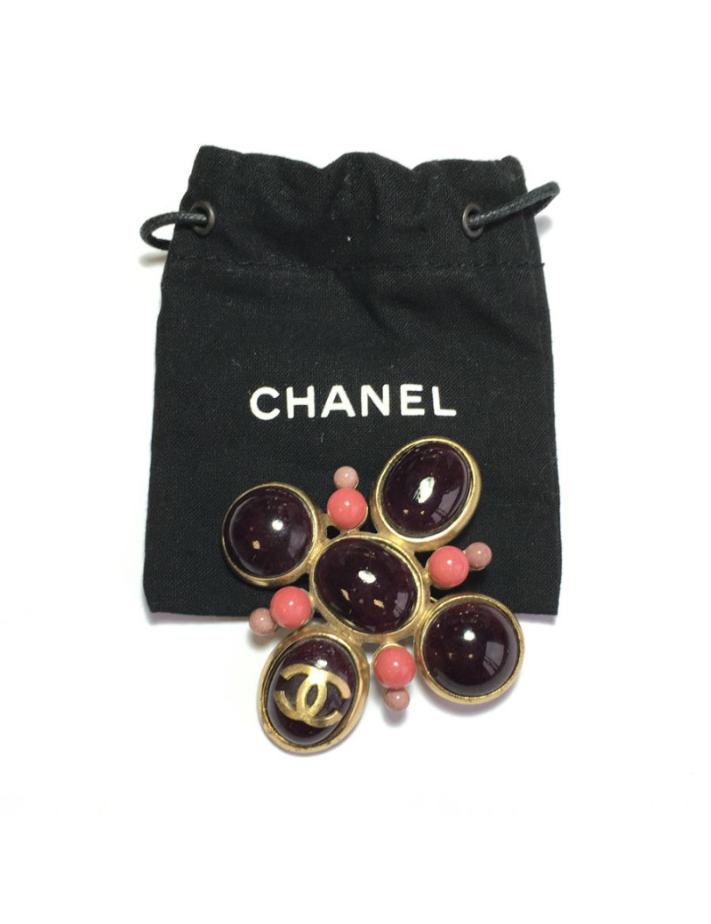 Broche CHANEL en métal doré et pâte de verre violette