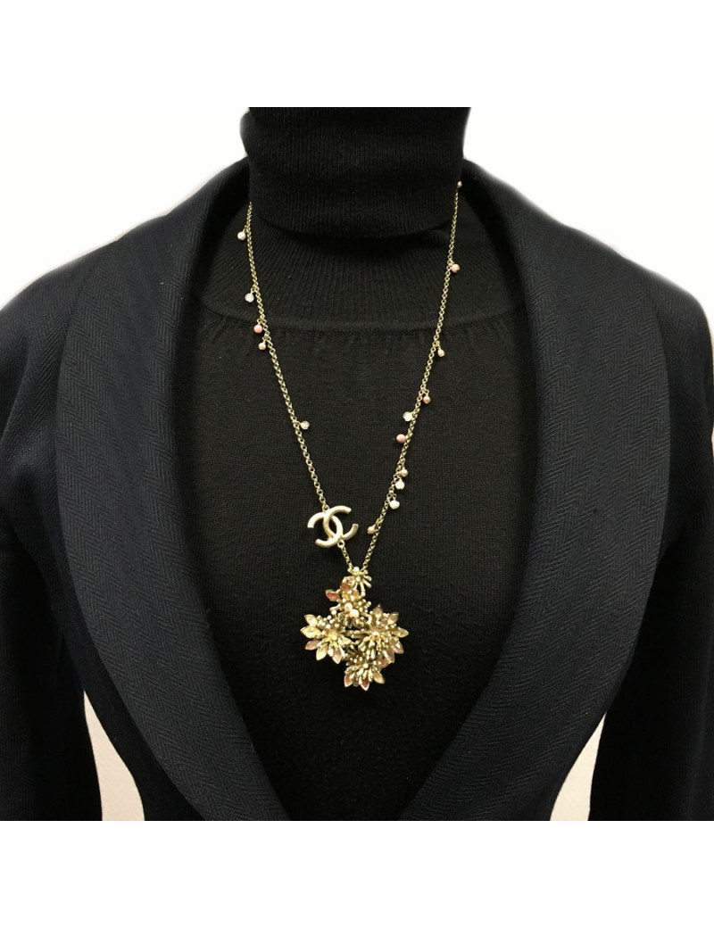  Collier CHANEL en métal doré et pendentif fleur
