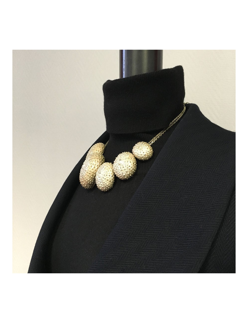 xxx Collier CHANEL en métal doré