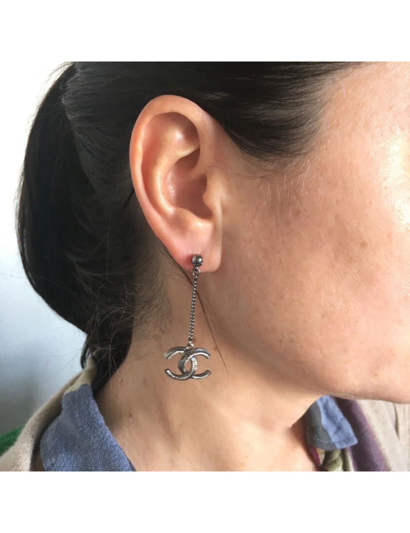 xxx Boucles d'oreille clous pendants CHANEL en métal argenté