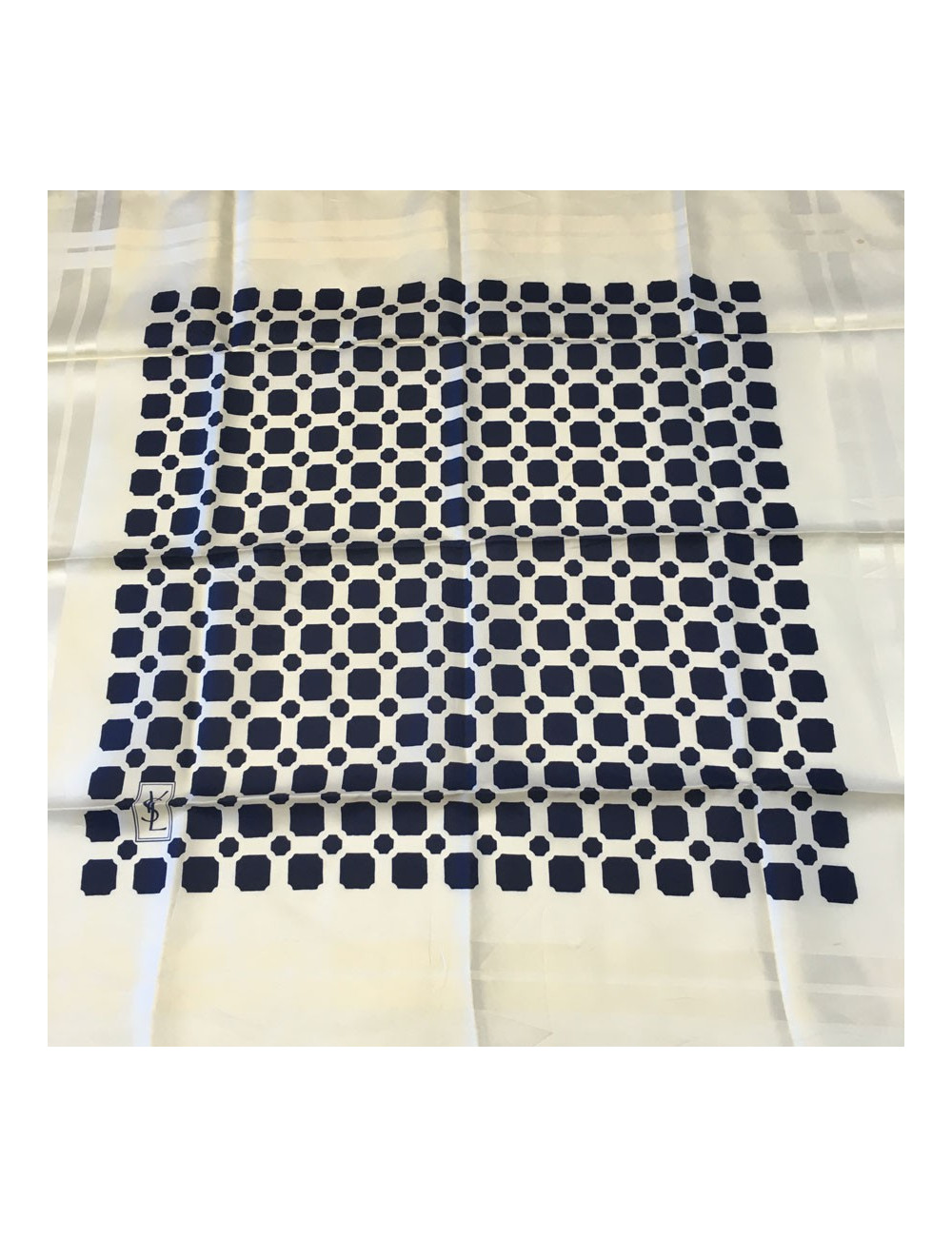 Foulard YSL YVES SAINT LAURENT en soie ivoire et bleu marine