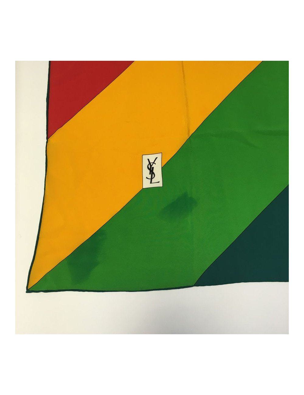 xxx Foulard YSL YVES SAINT LAURENT en soie jaune, bleu,  vert et rouge, vintage