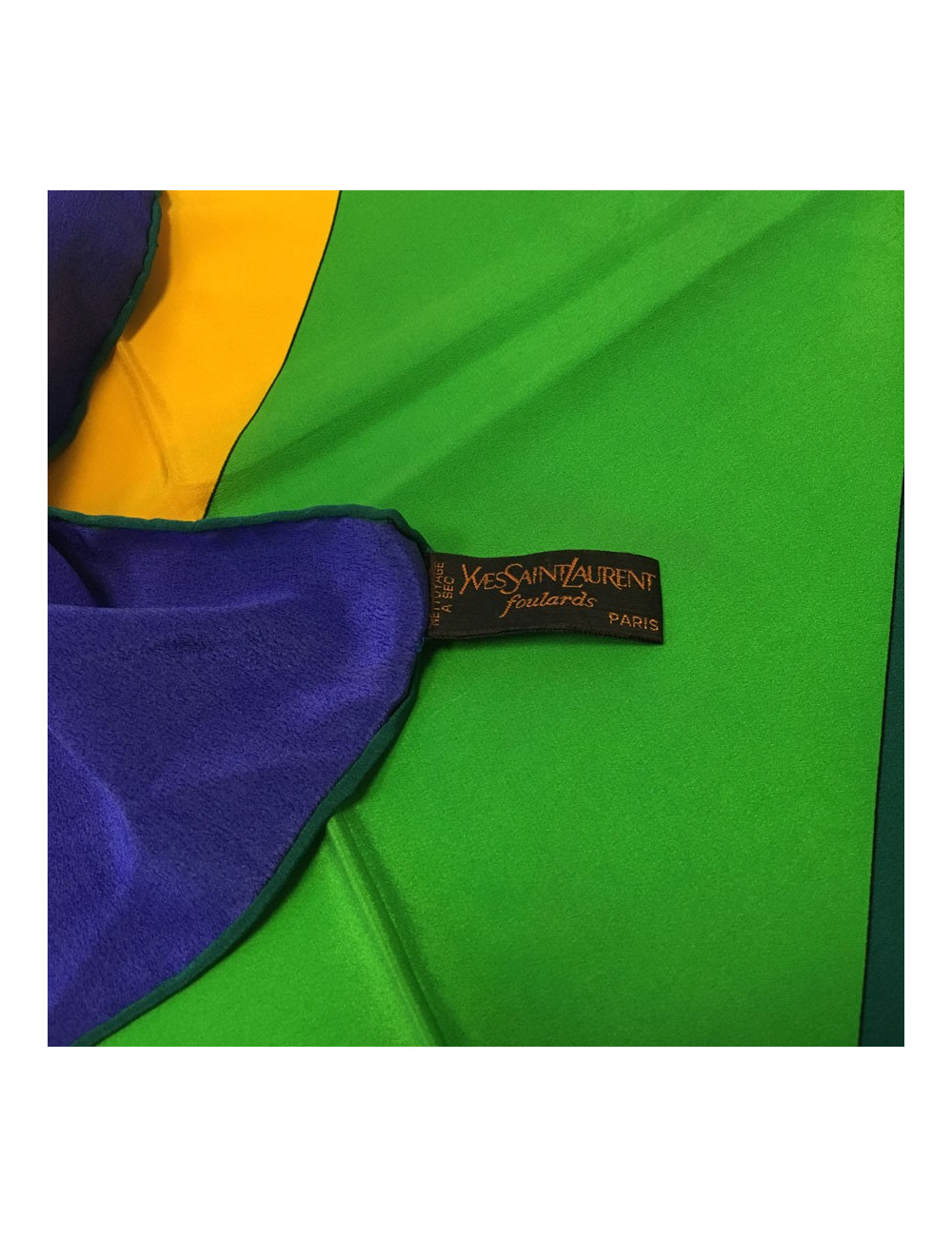 xxx Foulard YSL YVES SAINT LAURENT en soie jaune, bleu,  vert et rouge, vintage