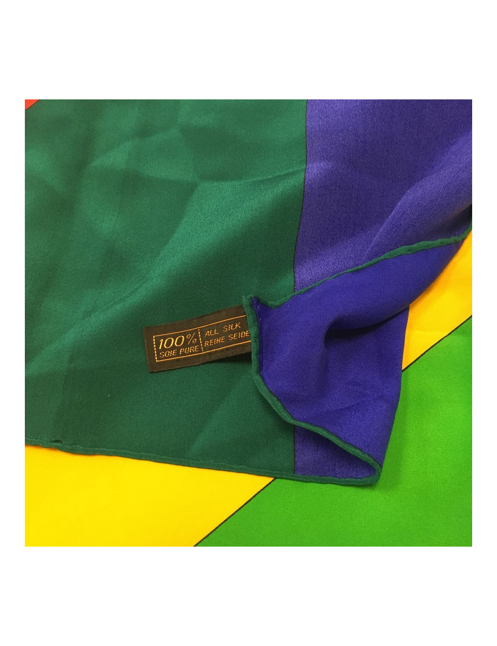 xxx Foulard YSL YVES SAINT LAURENT en soie jaune, bleu,  vert et rouge, vintage
