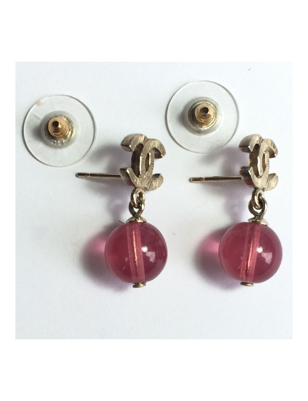 Boucles d'oreille clous cc CHANEL doré et perle rose