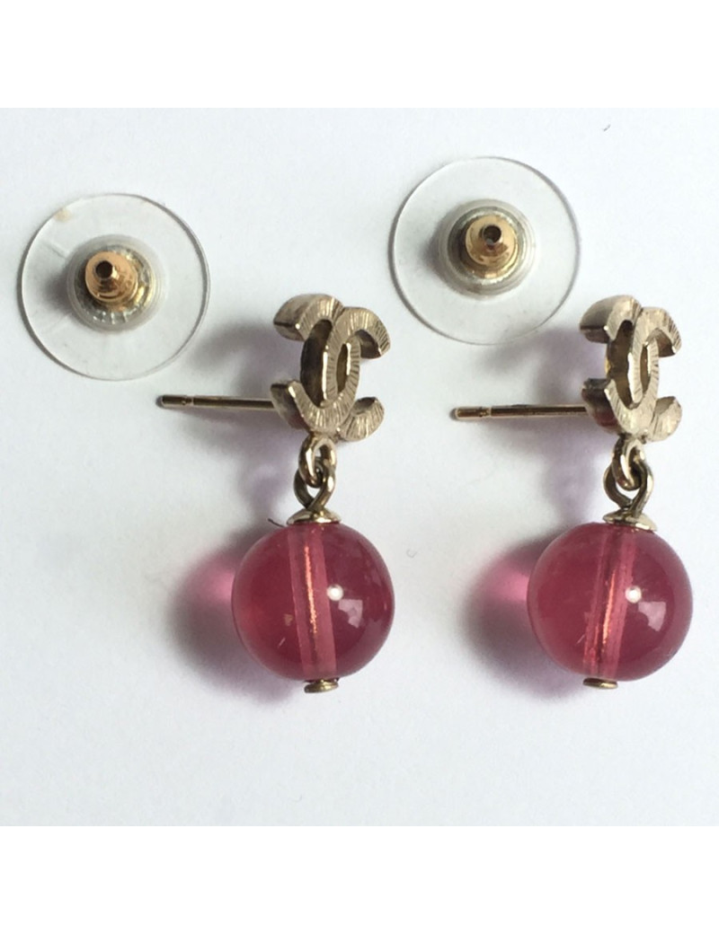 Boucles d'oreille clous cc CHANEL doré et perle rose
