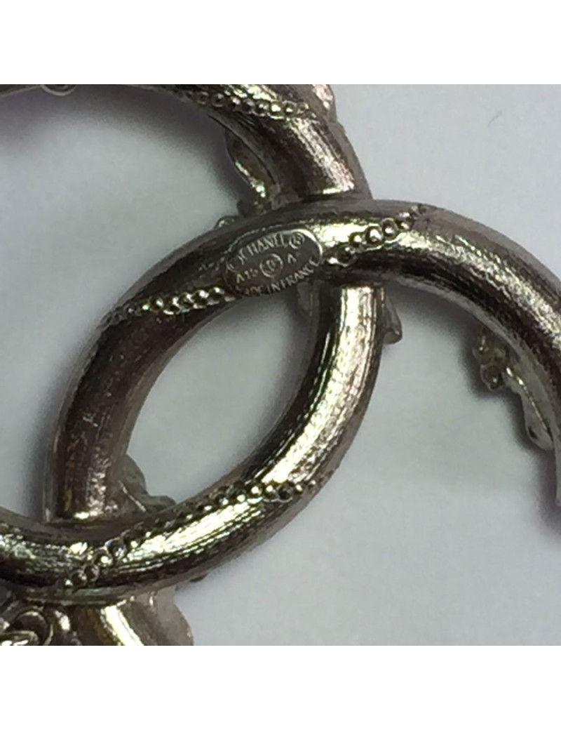 Broche CHANEL en métal argenté, émail bleu, perle et strass