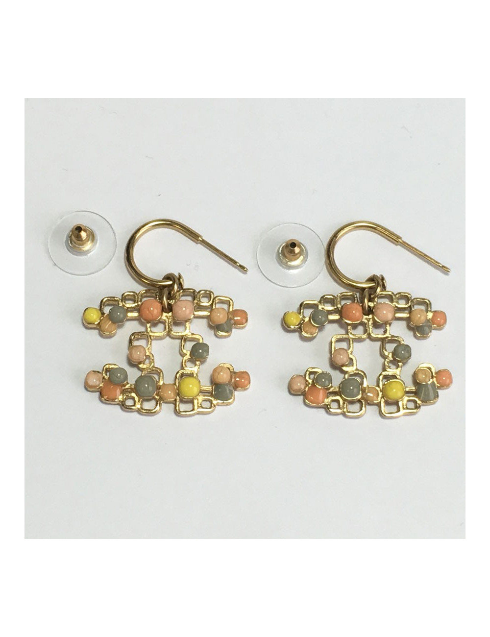 Boucles d'oreille clous CC CHANEL doré et pâte de verre multicolore