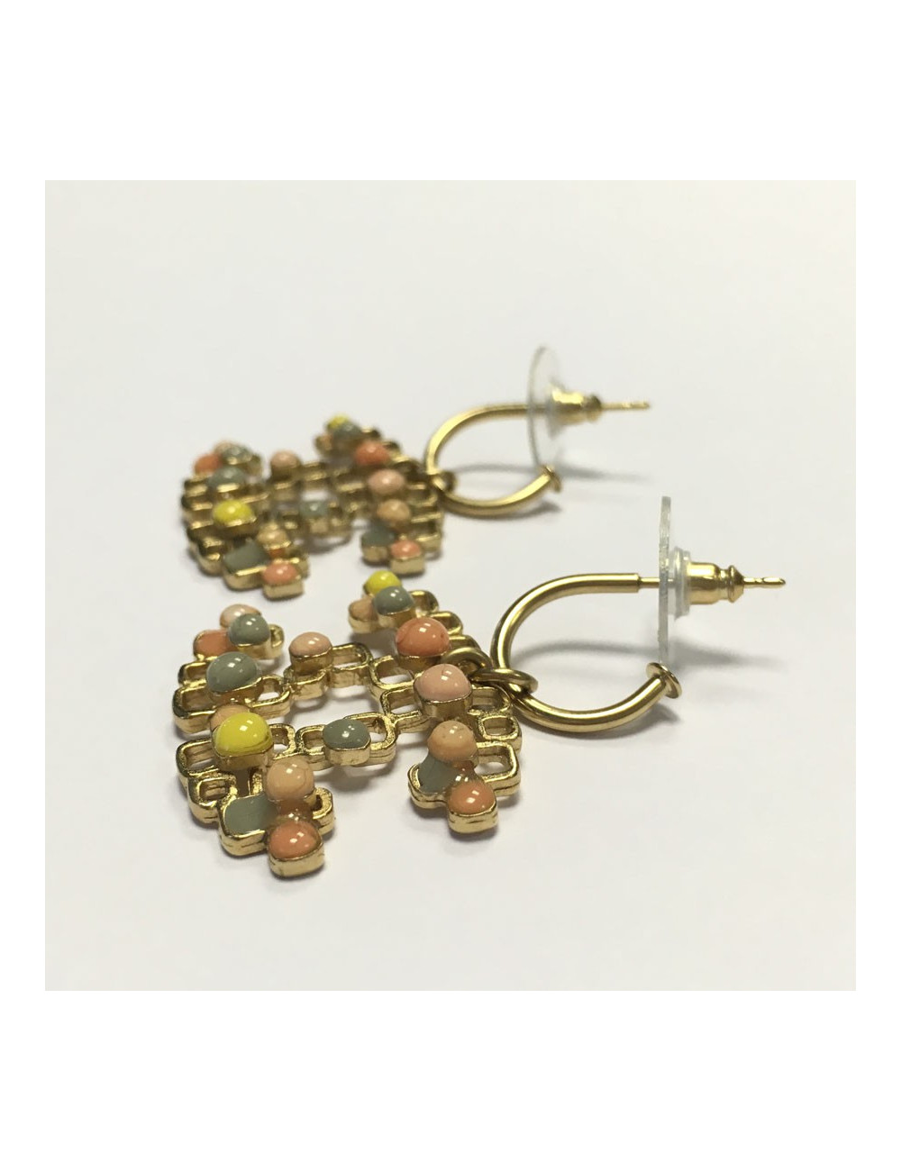 Boucles d'oreille clous CC CHANEL doré et pâte de verre multicolore