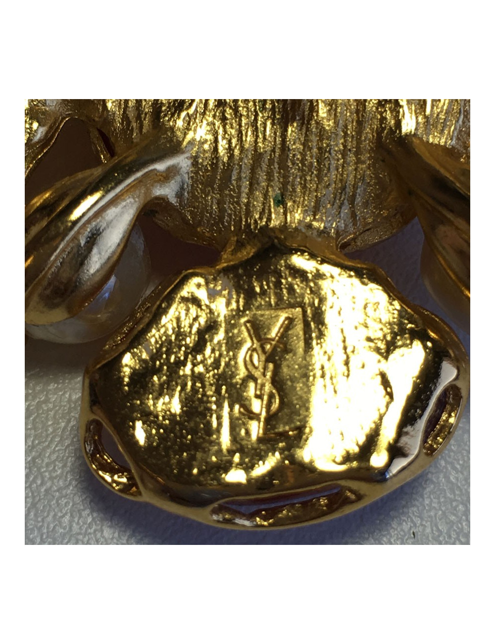 PIN YSL SAINT LAURENT Vintage gold metal, pearly beads and resin multicolor