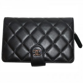 Black CHANEL quilted leather wallet