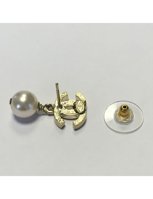 Golden ears & Pearly Pearl CHANEL nail