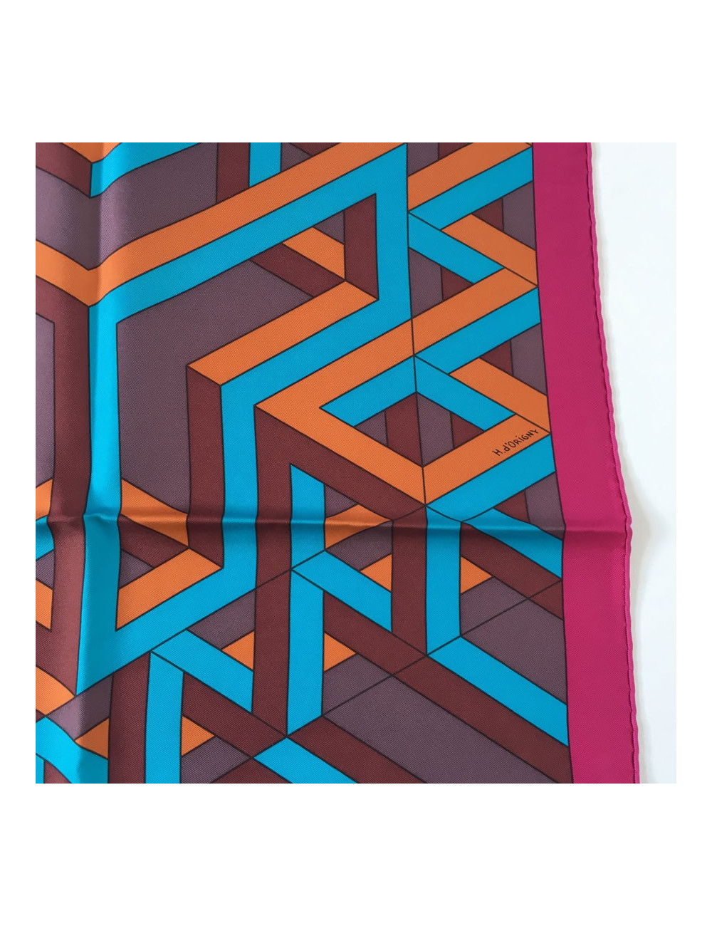 xxx Carré HERMES  "Carré Cube" en soie fuchsia, turquoise et rouille