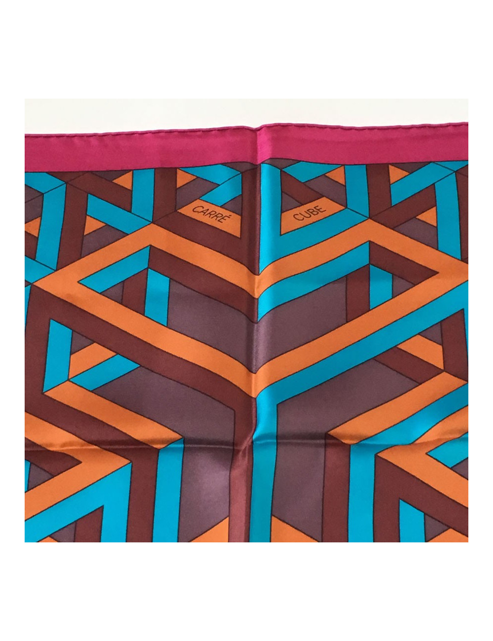 xxx Carré HERMES  "Carré Cube" en soie fuchsia, turquoise et rouille