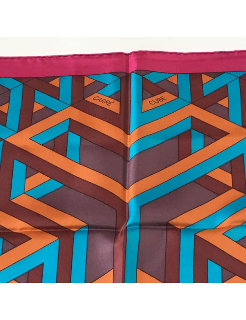 xxx Carré HERMES  "Carré Cube" en soie fuchsia, turquoise et rouille
