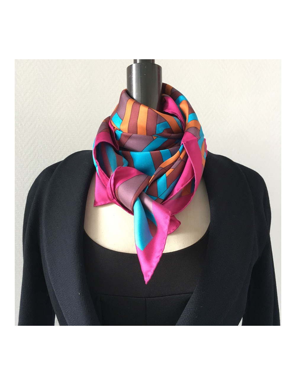 xxx Carré HERMES  "Carré Cube" en soie fuchsia, turquoise et rouille