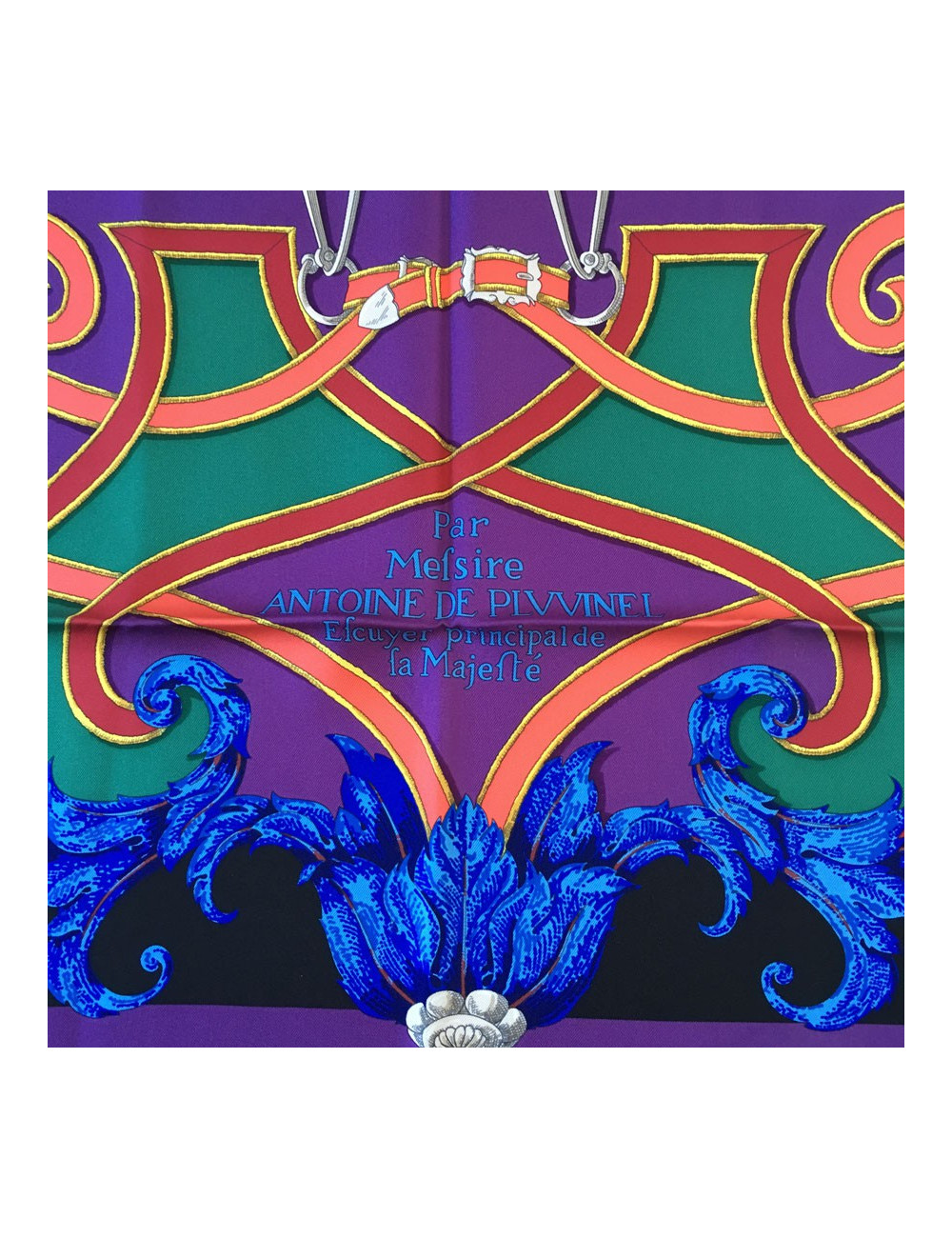 Carré HERMES  "L'instruction du Roy" en soie violet, noir et vert