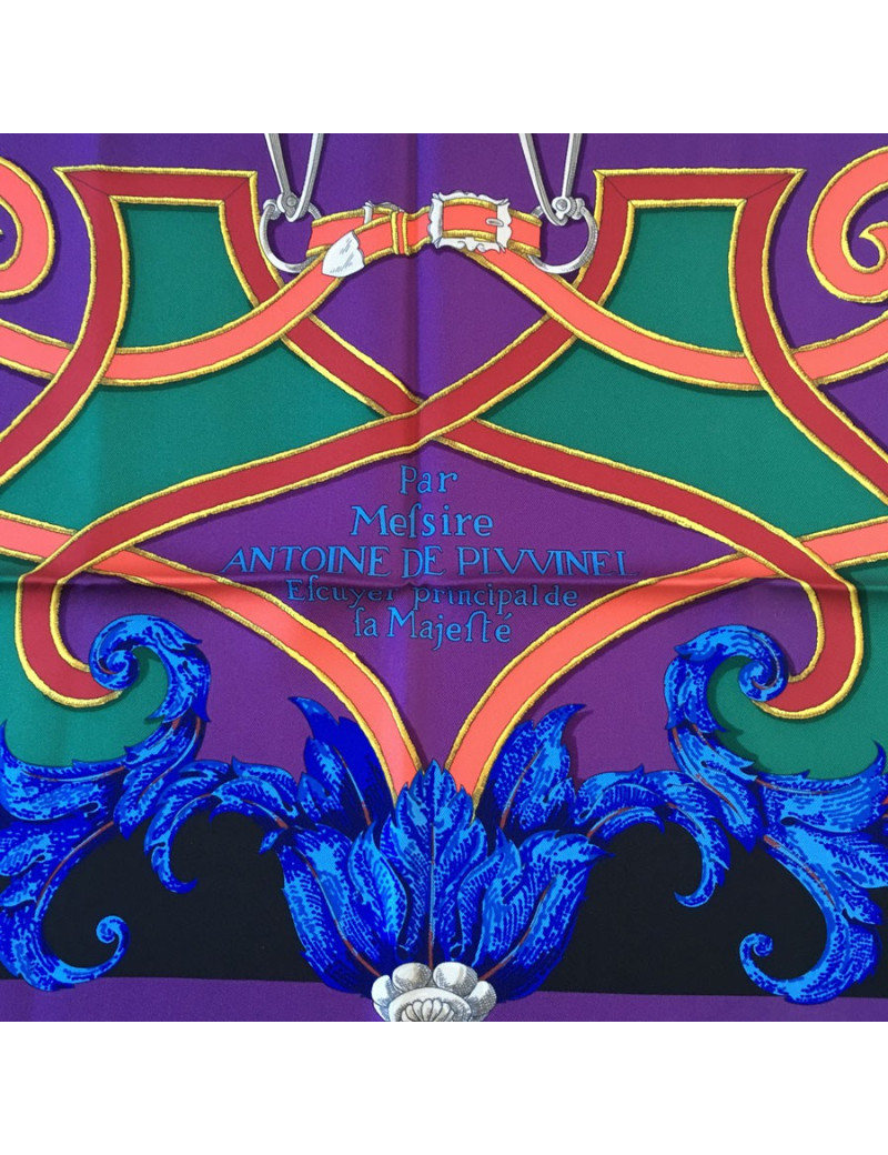xxx Carré HERMES  "L'instruction du Roy" en soie violet, noir et vert