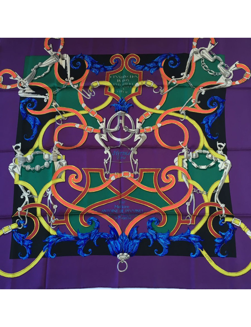 Carré HERMES  "L'instruction du Roy" en soie violet, noir et vert