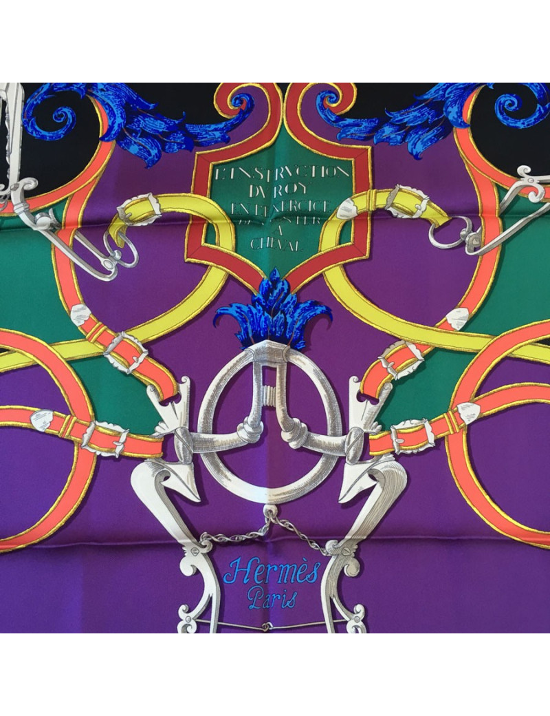 xxx Carré HERMES  "L'instruction du Roy" en soie violet, noir et vert