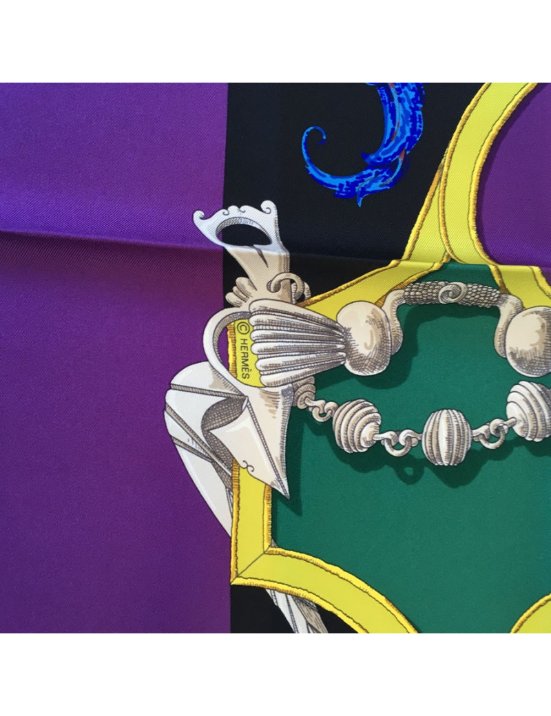 Carré HERMES  "L'instruction du Roy" en soie violet, noir et vert