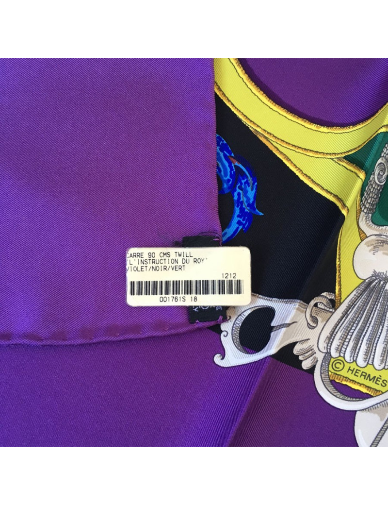 Carré HERMES  "L'instruction du Roy" en soie violet, noir et vert
