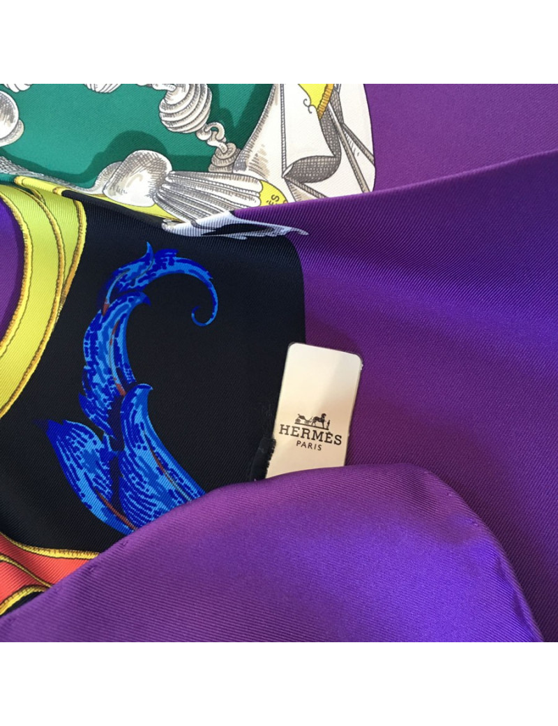 Carré HERMES  "L'instruction du Roy" en soie violet, noir et vert