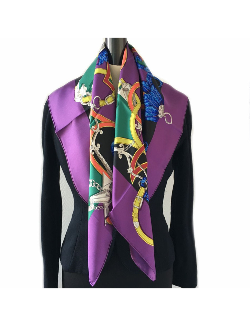 Carré HERMES  "L'instruction du Roy" en soie violet, noir et vert