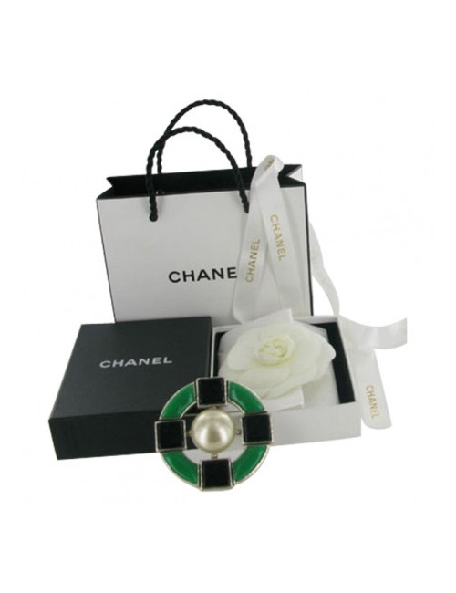 CHANEL collection 2009 round brooch in silver plated metal, green resin and pearl 