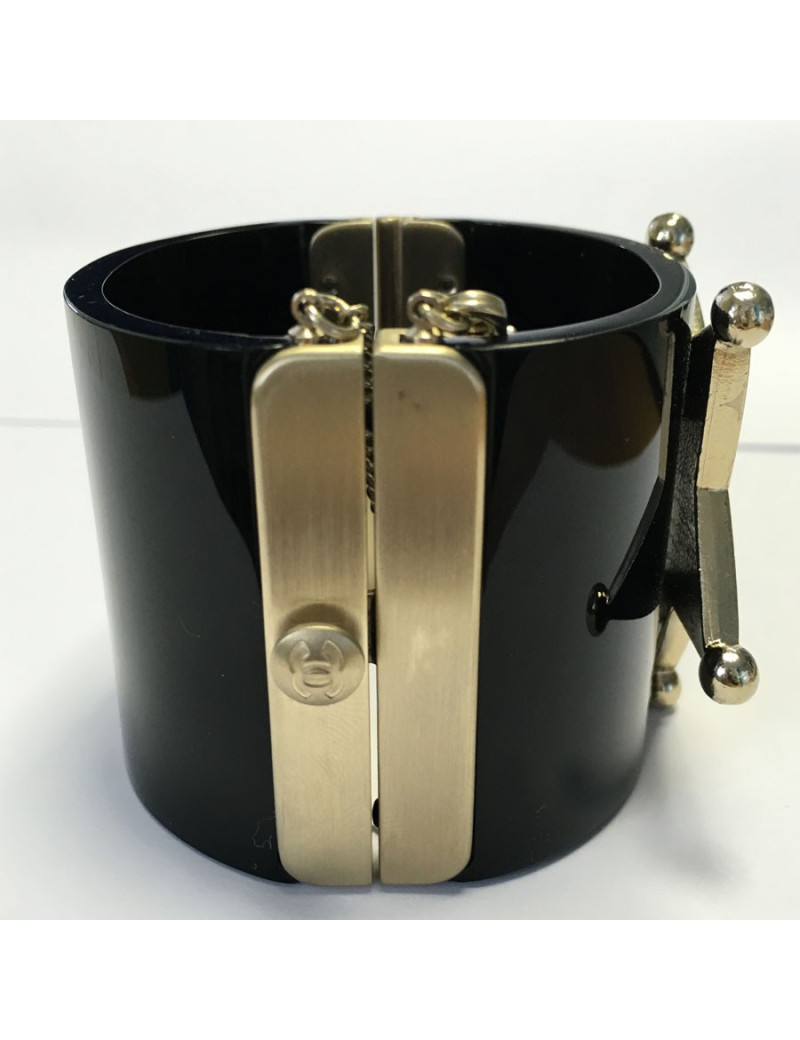 xxx Manchette CHANEL "Paris-Dallas" en résine noire et bijouterie en métal doré