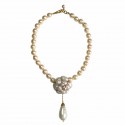 MARGUERITE of VALOIS camellia necklace in pearly beads and gold metal