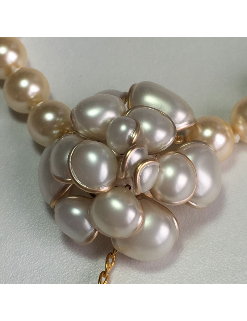 MARGUERITE of VALOIS camellia necklace in pearly beads and gold metal