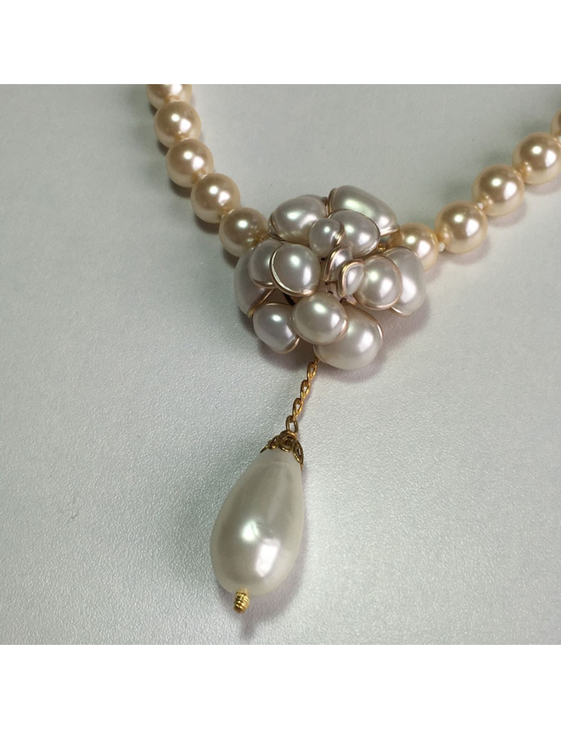 Collier camélia MARGUERITE de VALOIS en perles nacrées ivoire