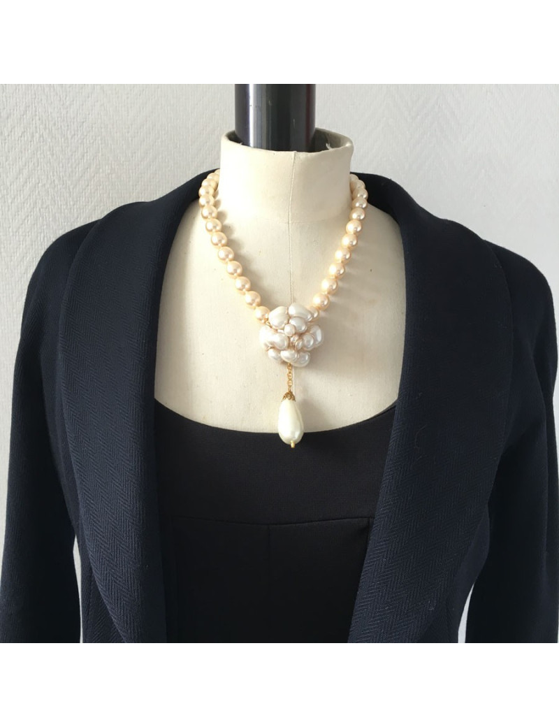 MARGUERITE of VALOIS camellia necklace in pearly beads and gold metal