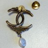 xxx Pin 's CHANEL CC en métal doré vieilli, perles nacrées et strass