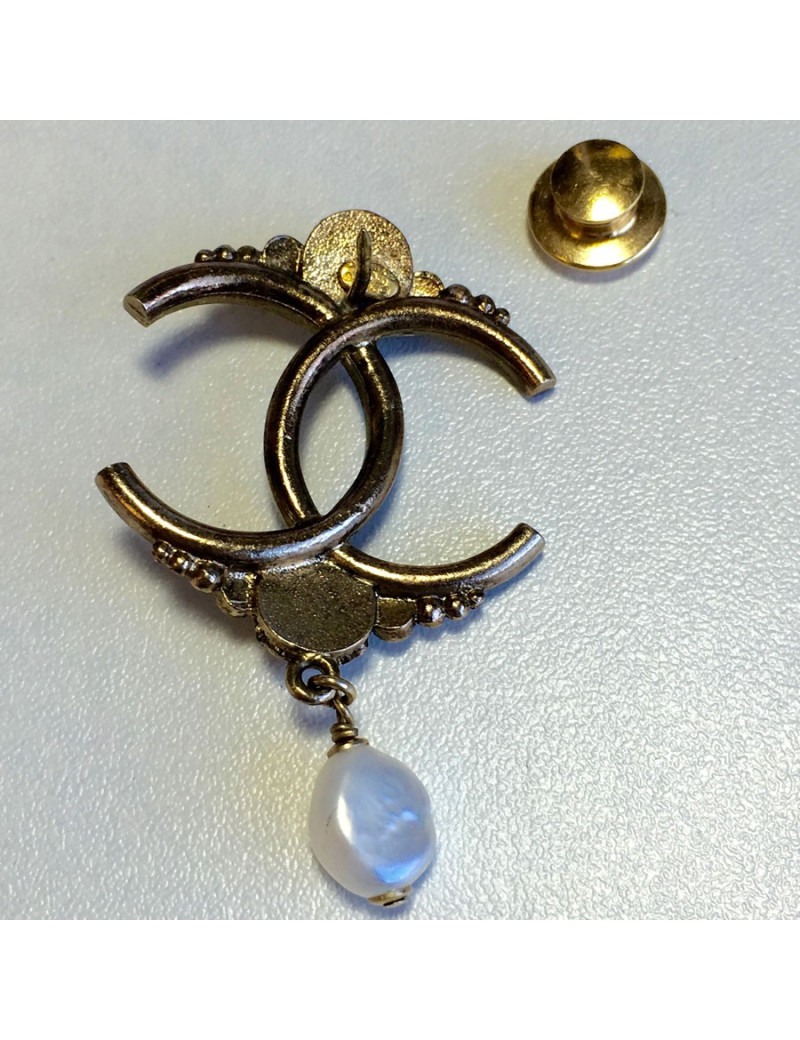 xxx Pin 's CHANEL CC en métal doré vieilli, perles nacrées et strass