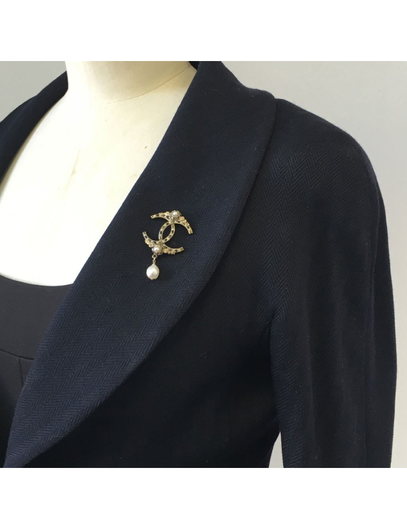 CHANEL CC metal gold, pearly pearls and rhinestone pins