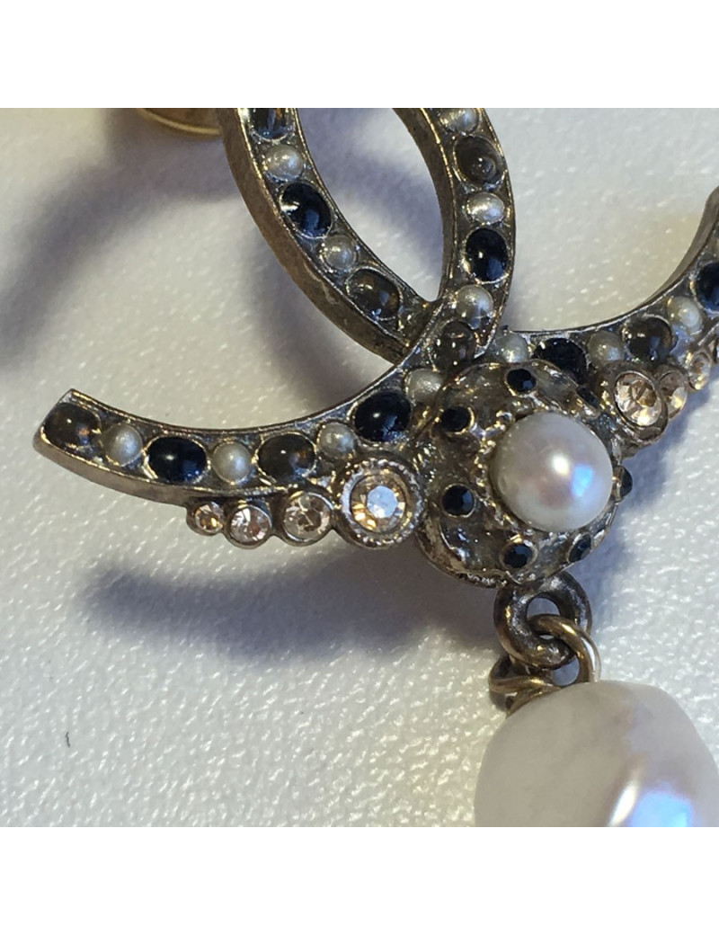 xxx Pin 's CHANEL CC en métal doré vieilli, perles nacrées et strass