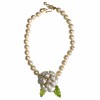 Collier camélia MARGUERITE de VALOIS en perles nacrées et feuilles vertes