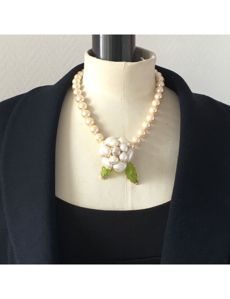 Collier camélia MARGUERITE de VALOIS en perles nacrées et feuilles vertes