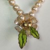 Collier camélia MARGUERITE de VALOIS en perles nacrées et feuilles vertes
