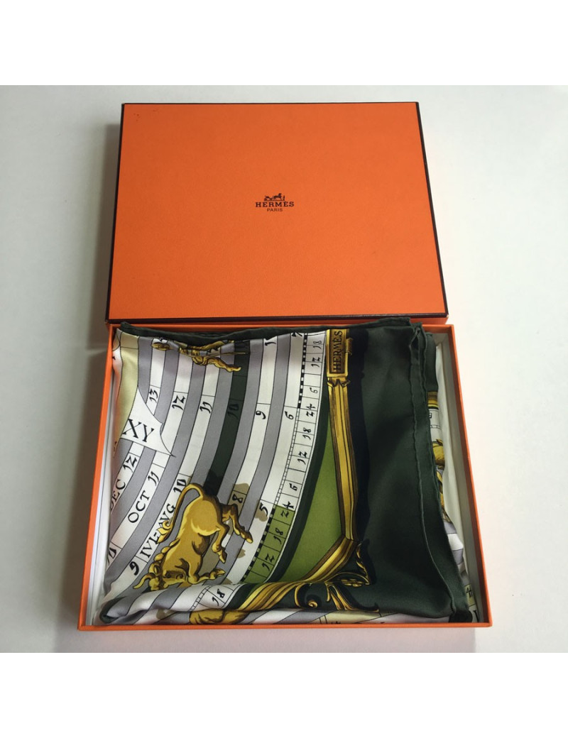 Carré HERMES "Dies et Hore" en soie vert foncé