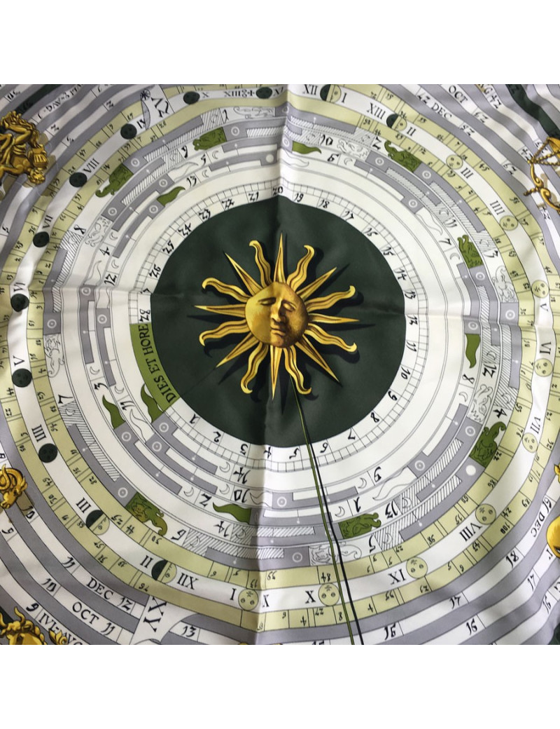 Carré HERMES "Dies et Hore" en soie vert foncé